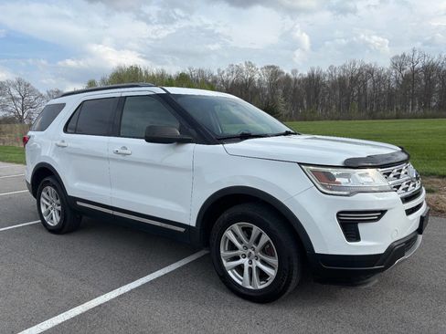 Used 2018 Ford Explorer XLT image 4