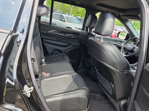 Used 2025 Jeep Grand Cherokee Altitude RWD image 14