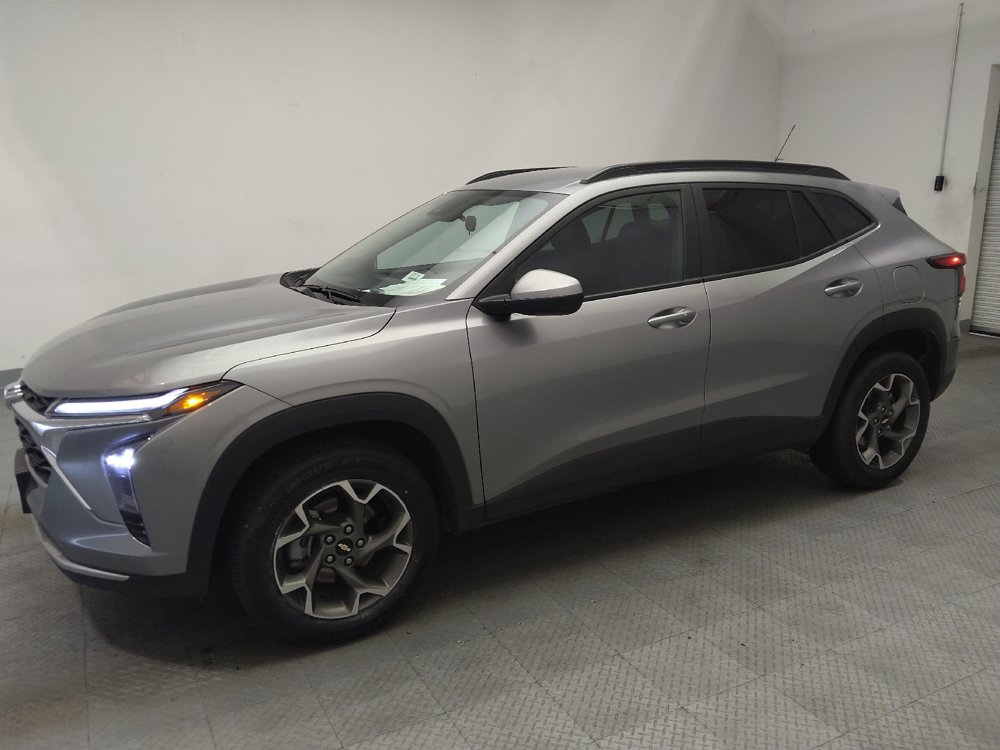 Used 2025 Chevrolet Trax LT w/ LT Convenience Package FWD image 2