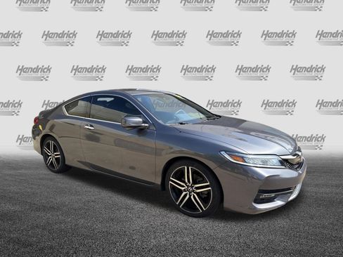 Used 2017 Honda Accord Touring image 2