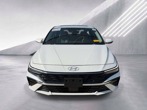 Certified 2025 Hyundai Elantra Limited FWD image 2