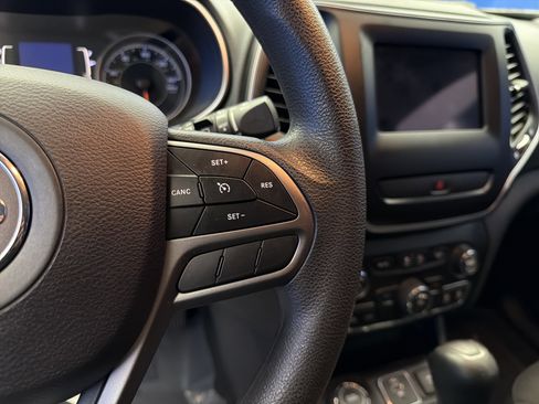 Used 2019 Jeep Cherokee Latitude w/ Popular Appearance Group image 16