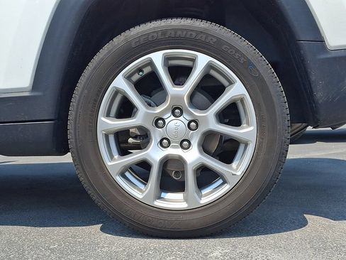 Certified 2023 Jeep Compass Latitude w/ Sun and Sound Group AWD/4WD image 9