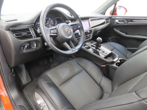 Certified 2025 Porsche Macan AWD/4WD image 4