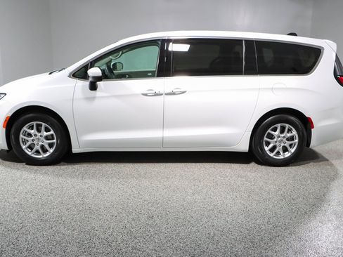 Used 2023 Chrysler Pacifica Touring-L FWD image 10