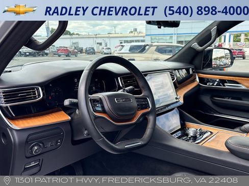 Used 2024 Jeep Grand Wagoneer L Series III AWD/4WD image 4