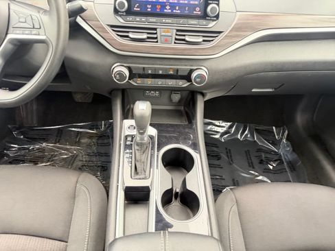 Used 2024 Nissan Altima 2.5 SV FWD image 15