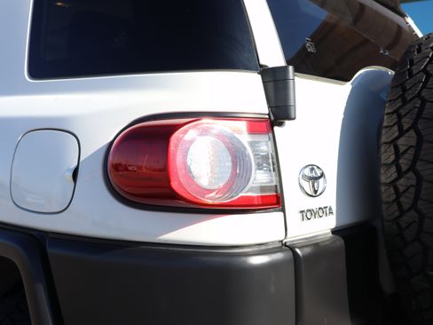 Used 2014 Toyota FJ Cruiser 4WD image 18