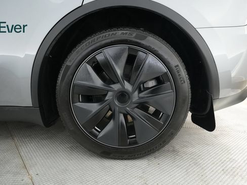 Used 2024 Tesla Model Y Long Range RWD image 9