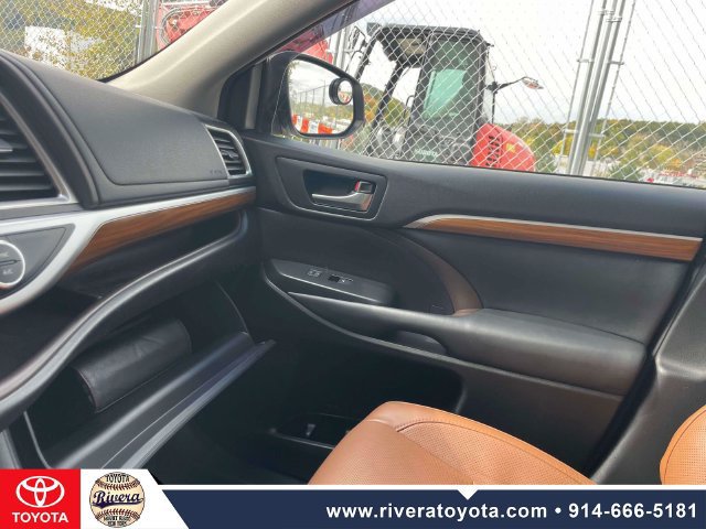 Used 2018 Toyota Highlander Limited Platinum AWD/4WD image 34