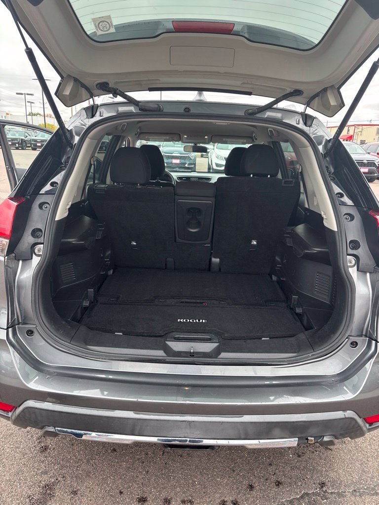 Used 2017 Nissan Rogue SV AWD/4WD image 23