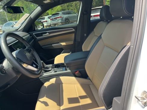 Used 2023 Volkswagen Atlas Cross Sport SE w/ Panoramic Sunroof Package FWD image 8