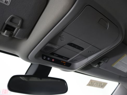 Used 2018 Chevrolet Equinox Premier image 12