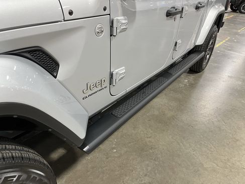 Certified 2023 Jeep Gladiator Overland image 9