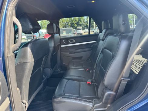 Used 2017 Ford Explorer XLT w/ Equipment Group 202A AWD/4WD image 9