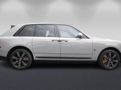 Used 2022 Rolls-Royce Cullinan w/ Dark Exterior Package image 2
