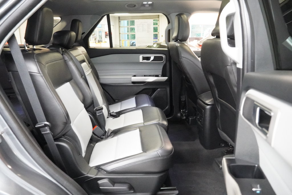 Used 2022 Ford Explorer XLT w/ Equipment Group 202A AWD/4WD image 31