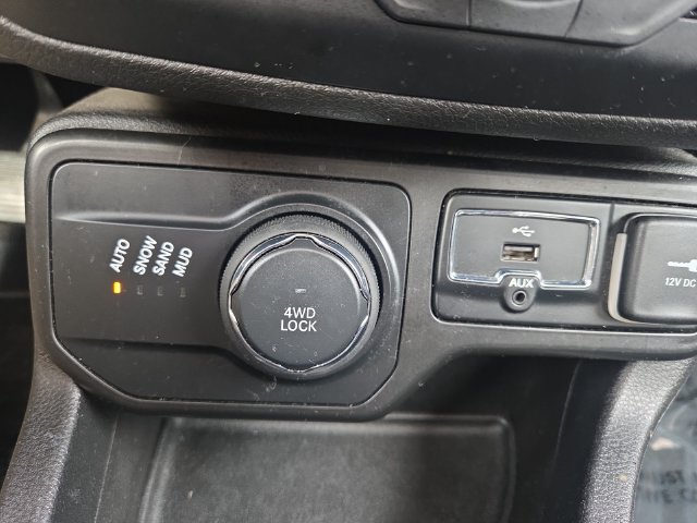 Used 2019 Jeep Renegade Latitude AWD/4WD image 25