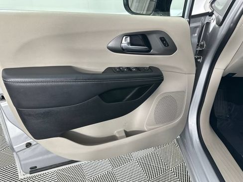 Certified 2024 Chrysler Pacifica Touring-L FWD image 18