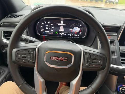 Used 2024 GMC Yukon SLT w/ SLT Luxury Package AWD/4WD image 7