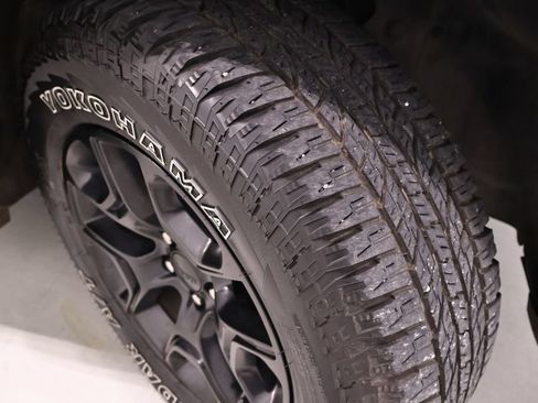 Used 2019 Jeep Cherokee Trailhawk w/ Cold Weather Group AWD/4WD image 37