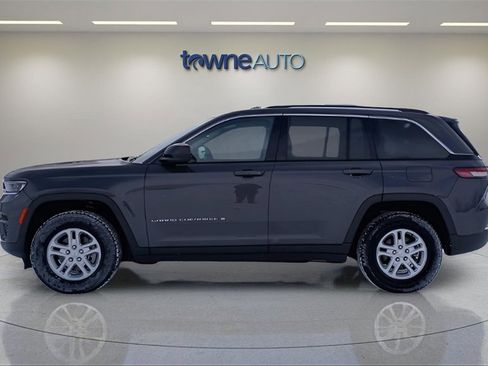 Used 2023 Jeep Grand Cherokee Laredo image 2