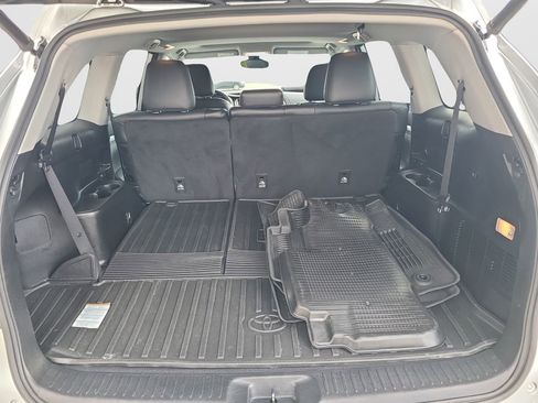 Used 2019 Toyota Highlander XLE image 12