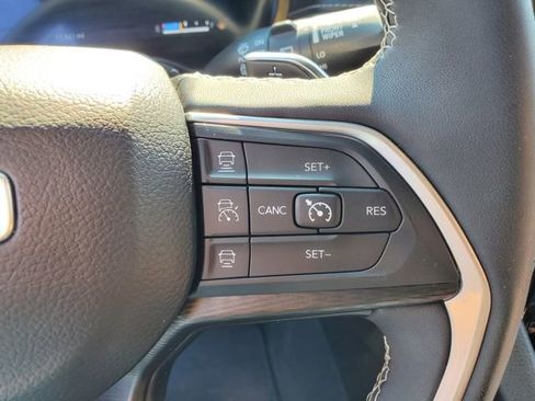 Used 2023 Jeep Grand Cherokee L Laredo image 16