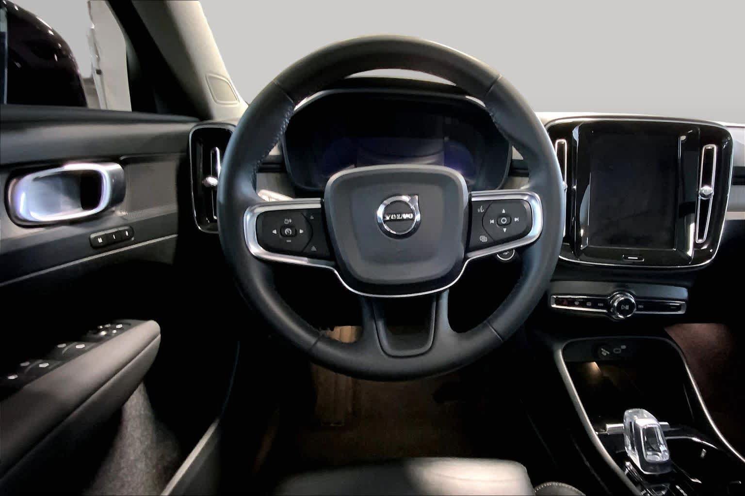 Used 2023 Volvo XC40 B5 Plus w/ Protection Package Premier AWD/4WD image 5