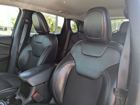 Used 2021 Jeep Cherokee Latitude Plus image 22