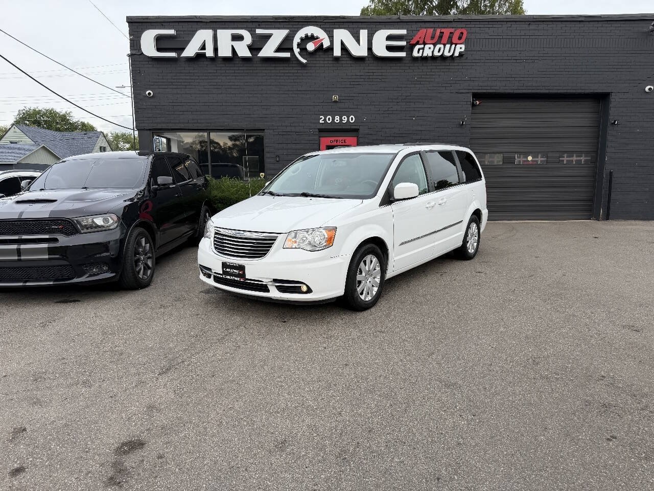 Used 2016 Chrysler Town & Country Touring FWD image 1