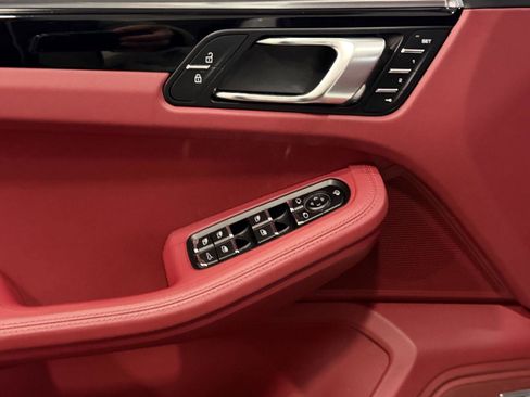 Certified 2023 Porsche Macan S image 14