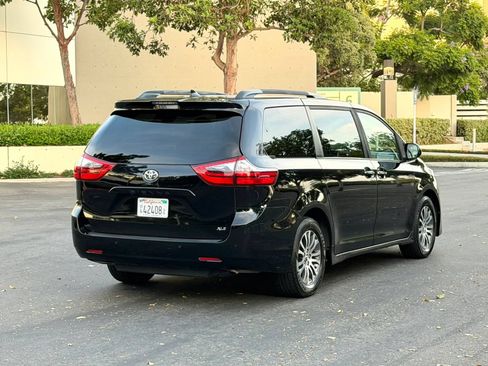 Used 2020 Toyota Sienna XLE w/ XLE Navigation Package FWD image 4