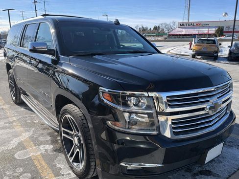 Used 2017 Chevrolet Suburban Premier image 3