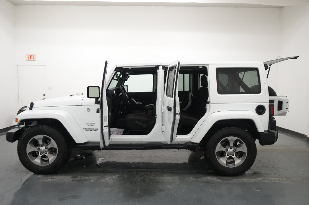 Used 2017 Jeep Wrangler Unlimited Sahara w/ Connectivity Group AWD/4WD image 25