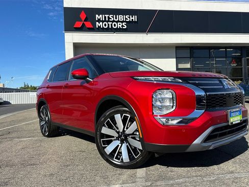 New 2025 Mitsubishi Outlander SE image 2