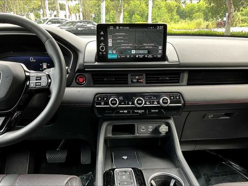 Used 2025 Honda Pilot Black Edition image 9