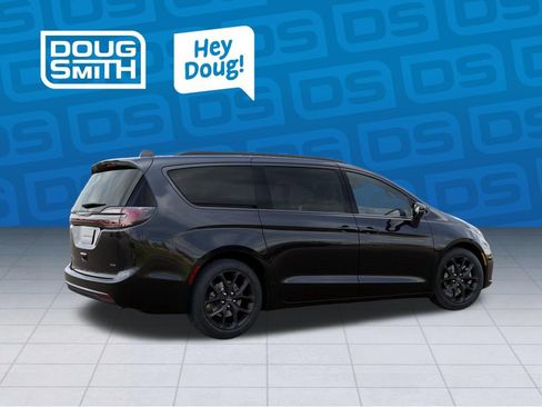 New 2026 Chrysler Pacifica Select image 4