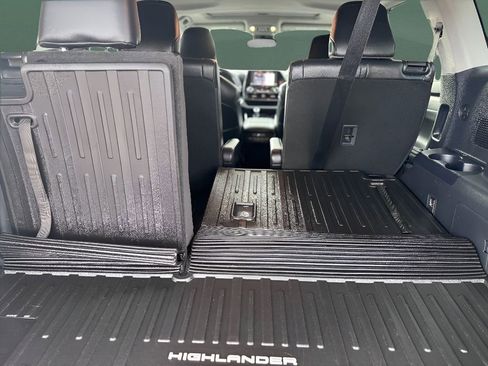 Used 2021 Toyota Highlander XLE image 24