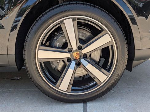 Certified 2025 Porsche Cayenne Coupe image 29