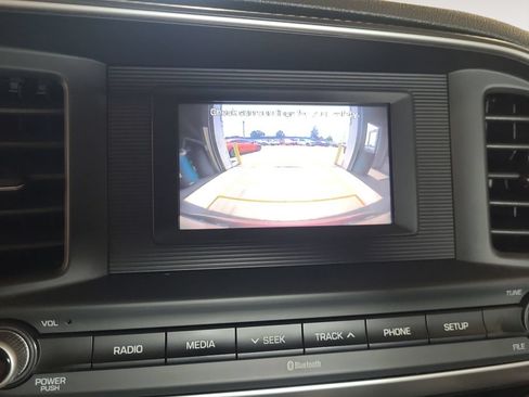 Used 2019 Hyundai Elantra SE FWD image 23