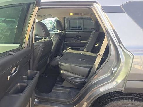 Used 2025 Nissan Pathfinder SL AWD/4WD image 12