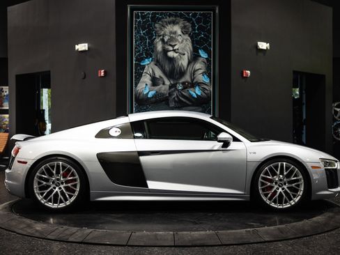 Used 2017 Audi R8 V10 w/ Carbon Exterior Package image 7