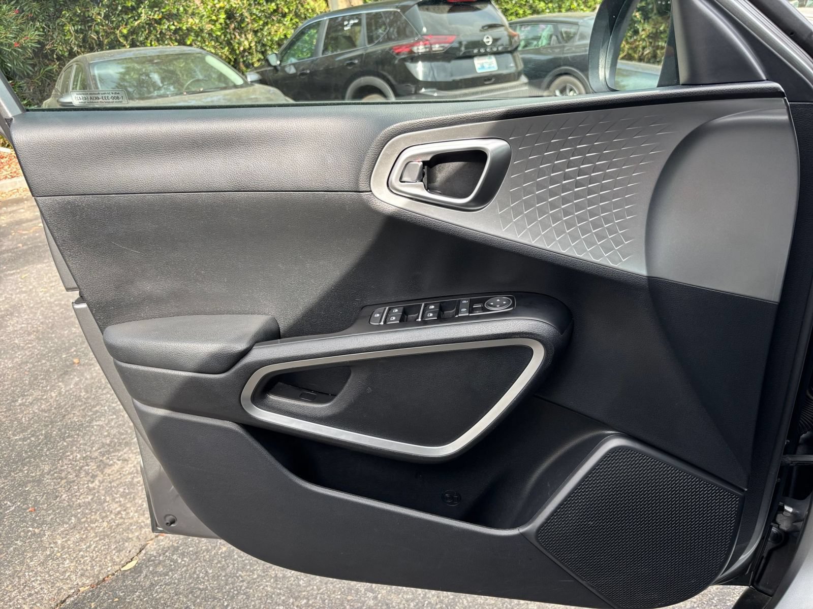 Used 2025 Kia Soul LX w/ LX Technology Package FWD image 18