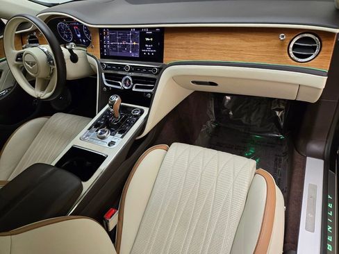 Used 2023 Bentley Flying Spur Plug-In Hybrid AWD/4WD image 4