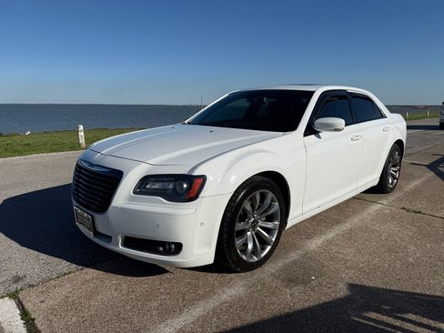 Used 2014 Chrysler 300 S RWD image 1