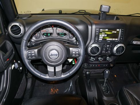 Used 2015 Jeep Wrangler Unlimited Sahara w/ Connectivity Group AWD/4WD image 21