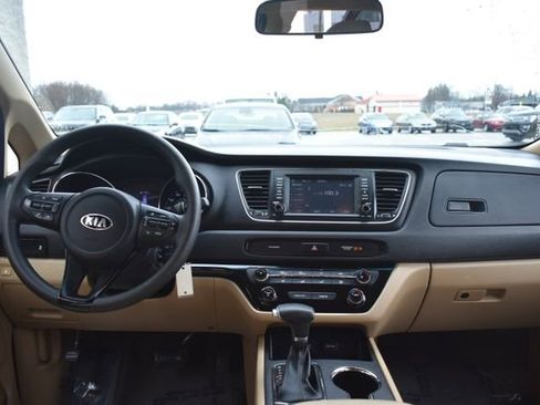 Used 2019 Kia Sedona LX image 7