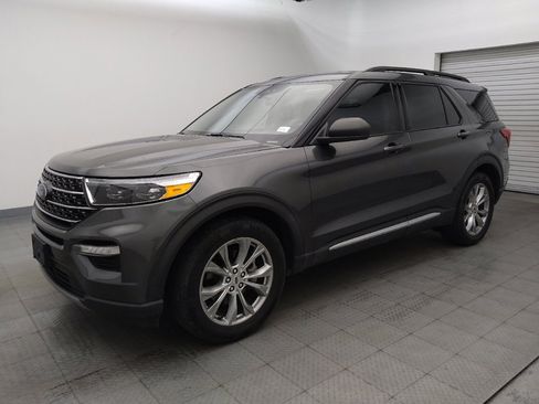 Used 2020 Ford Explorer XLT w/ Equipment Group 202A RWD image 2