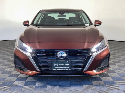 Used 2023 Nissan Altima 2.5 SV image 2